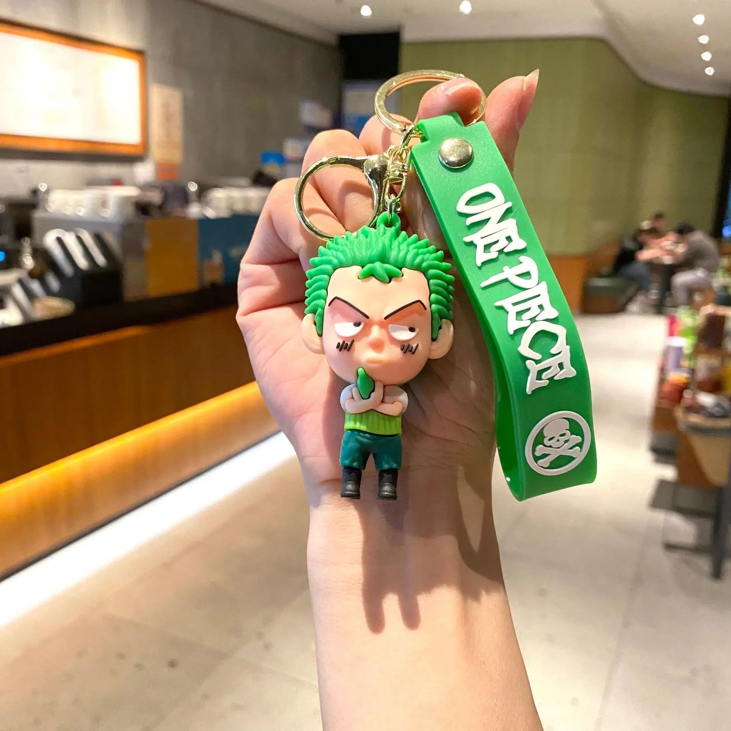 Cartoon-sleutelhanger van One Piece – Zoro met groene achtergrond